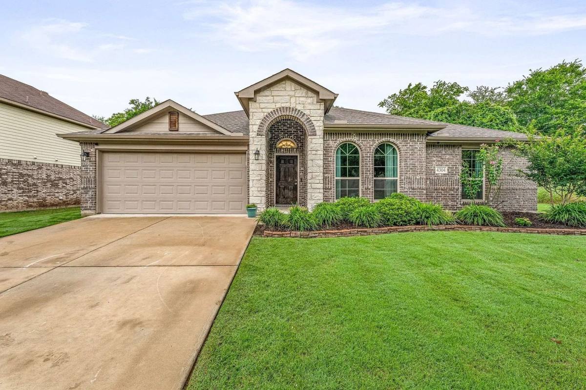 House for rent at 4304 Lucero Dr, Granbury, TX 76048