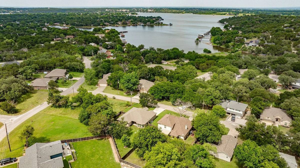 House for rent at 4304 Lucero Dr, Granbury, TX 76048