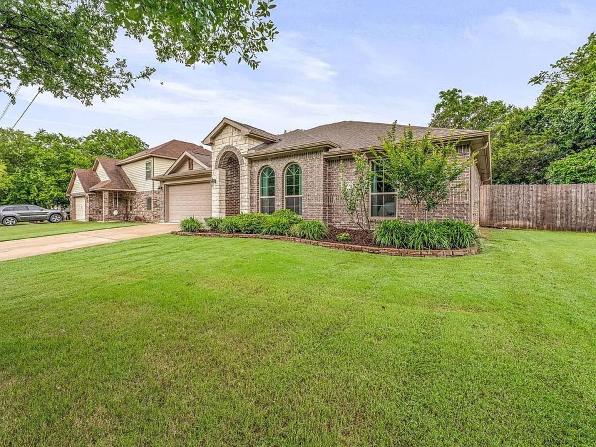 House for rent at 4304 Lucero Dr, Granbury, TX 76048