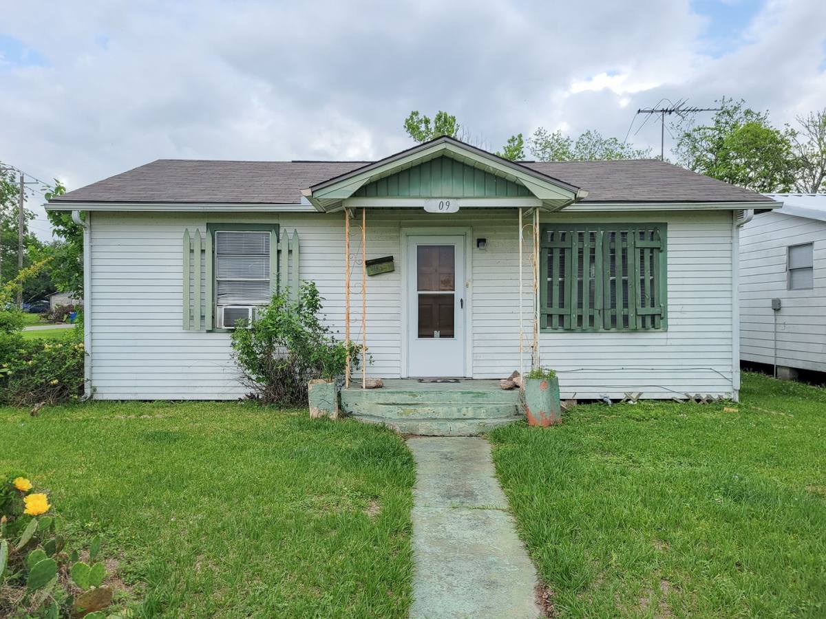 House for rent at 409 N Parrish St, Angleton, TX 77515