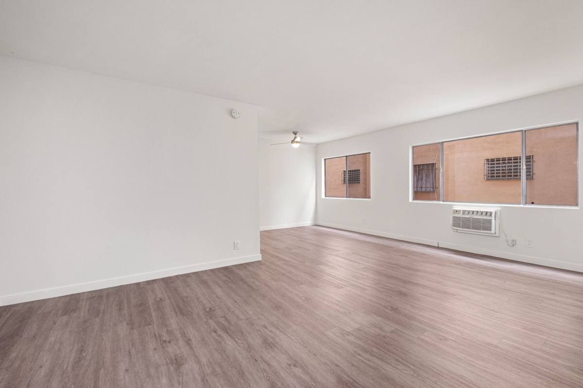 Apartment for rent at 980 Menlo Ave, Los Angeles, CA 90006