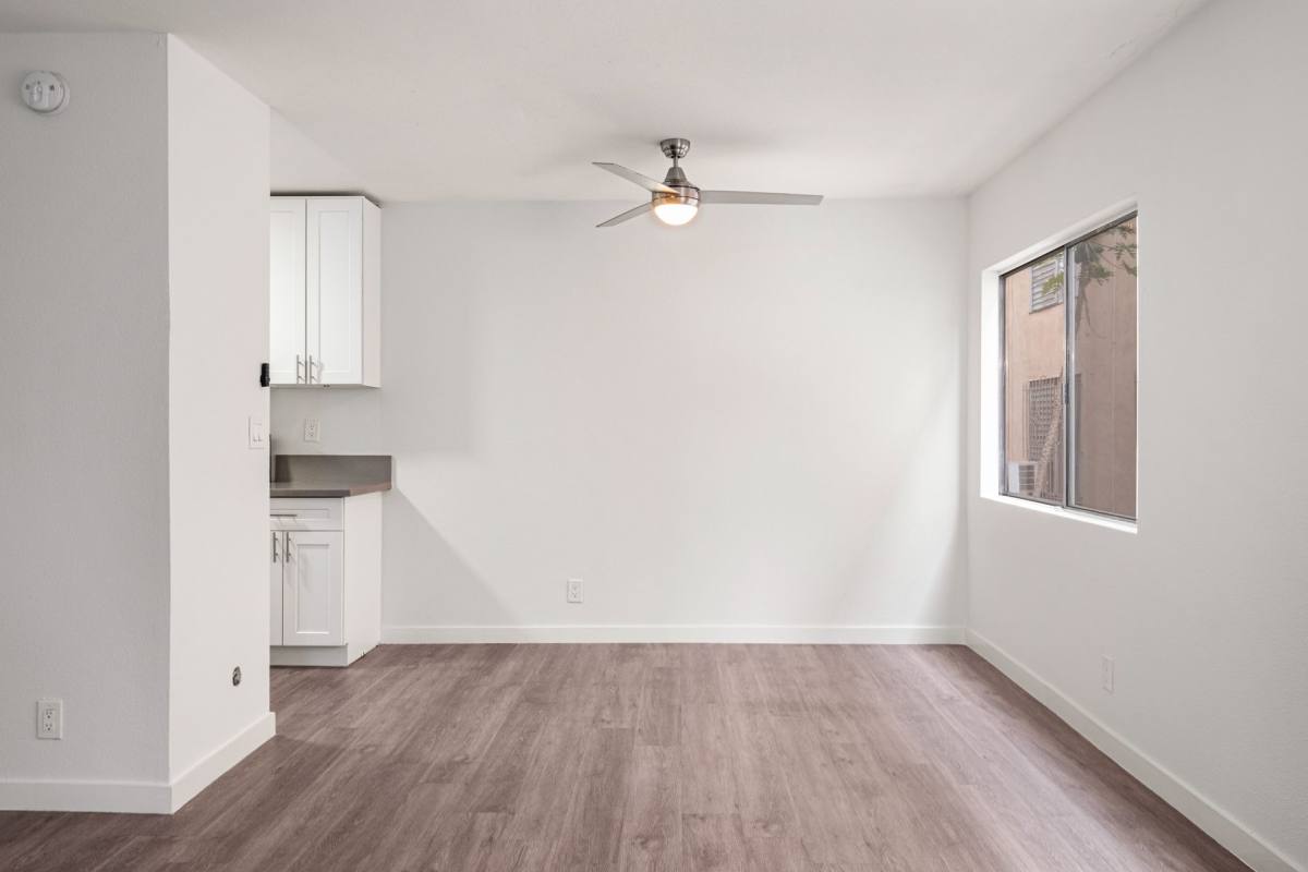 Apartment for rent at 980 Menlo Ave, Los Angeles, CA 90006