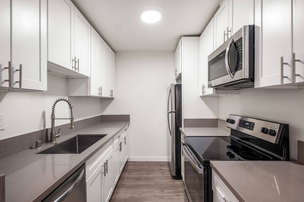 Apartment for rent at 980 Menlo Ave, Los Angeles, CA 90006