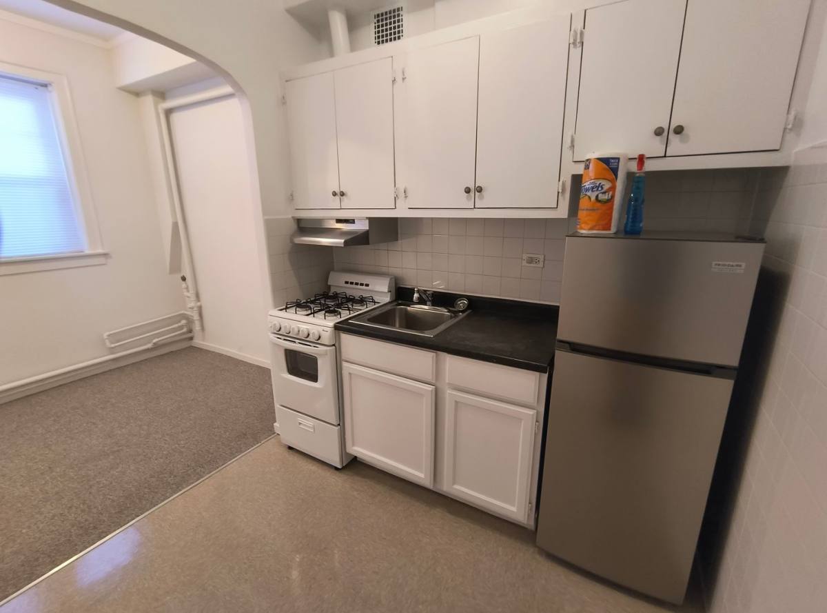Apartment for rent at 5727 N Winthrop Ave, Chicago, IL 60660