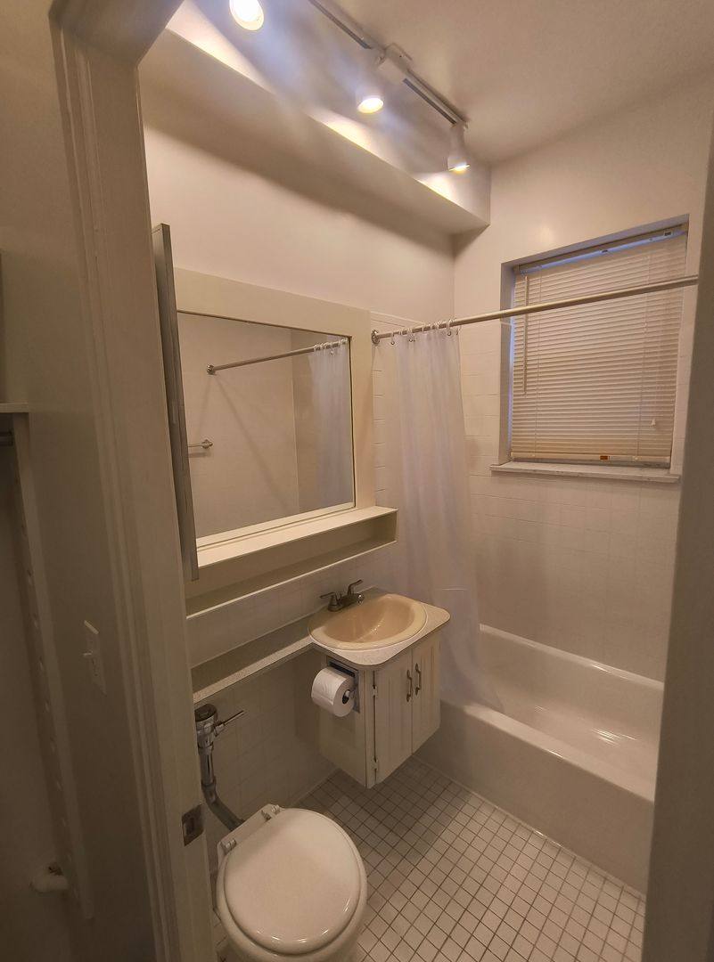 Apartment for rent at 5727 N Winthrop Ave, Chicago, IL 60660