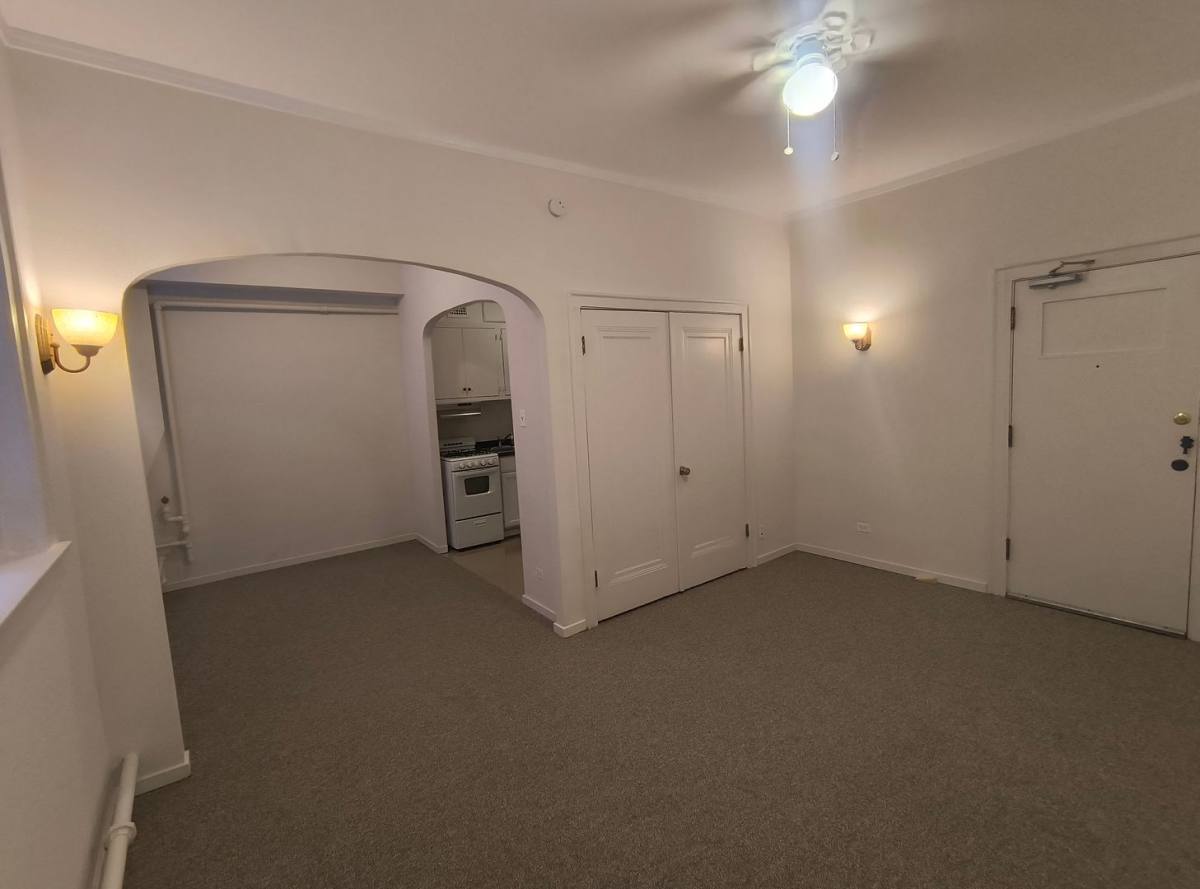 Apartment for rent at 5727 N Winthrop Ave, Chicago, IL 60660