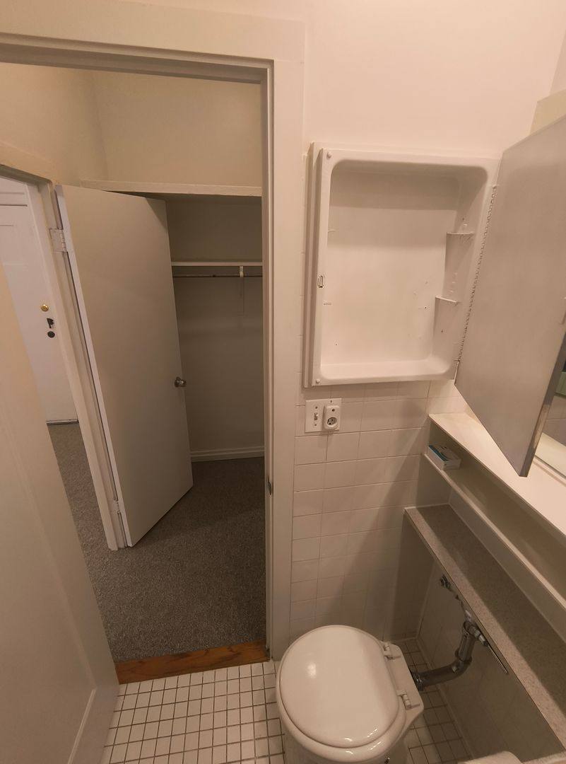 Apartment for rent at 5727 N Winthrop Ave, Chicago, IL 60660