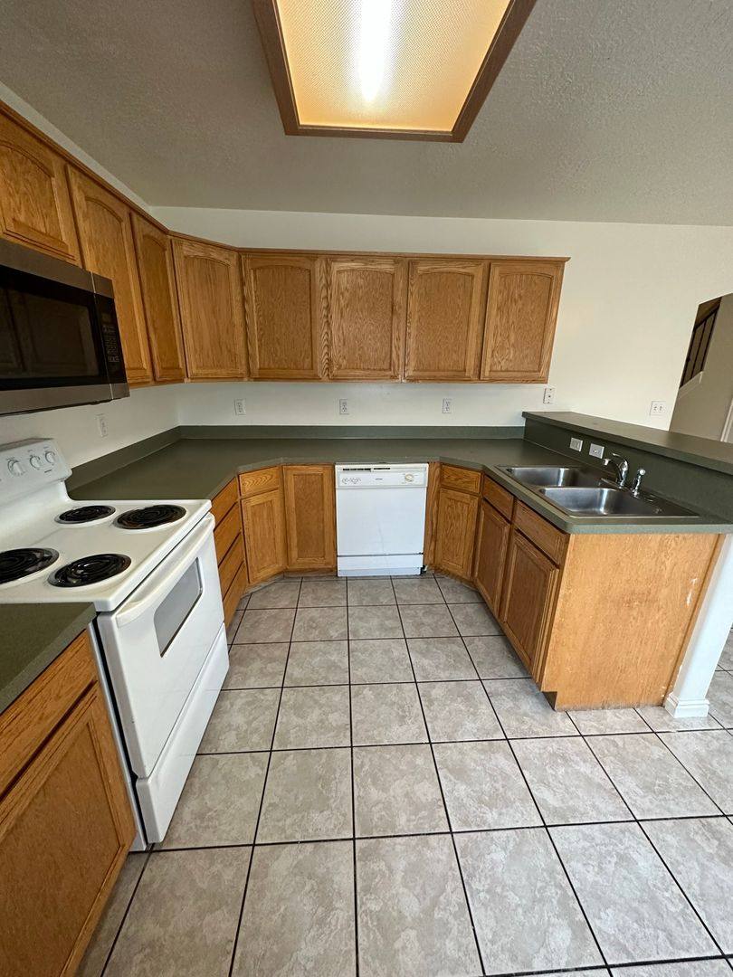 Townhouse for rent at 830 S 550 E, Clearfield, UT 84015