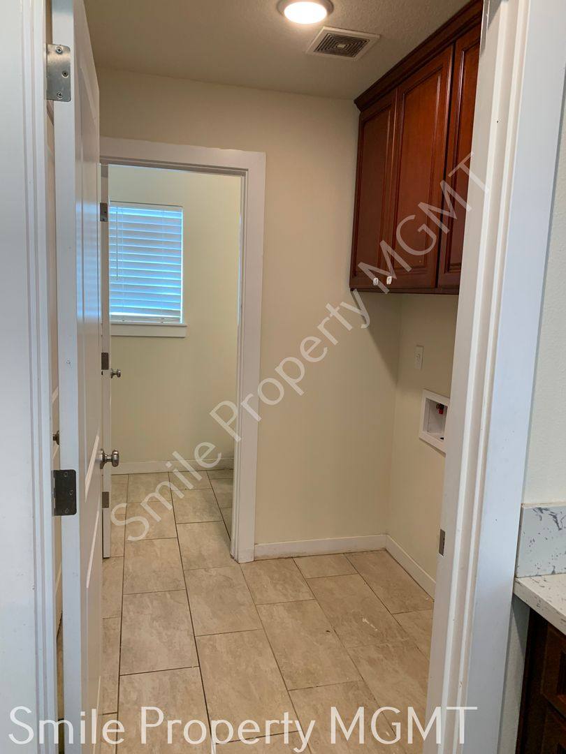 House for rent at 3223 SE 122nd Ave, Portland, OR 97236