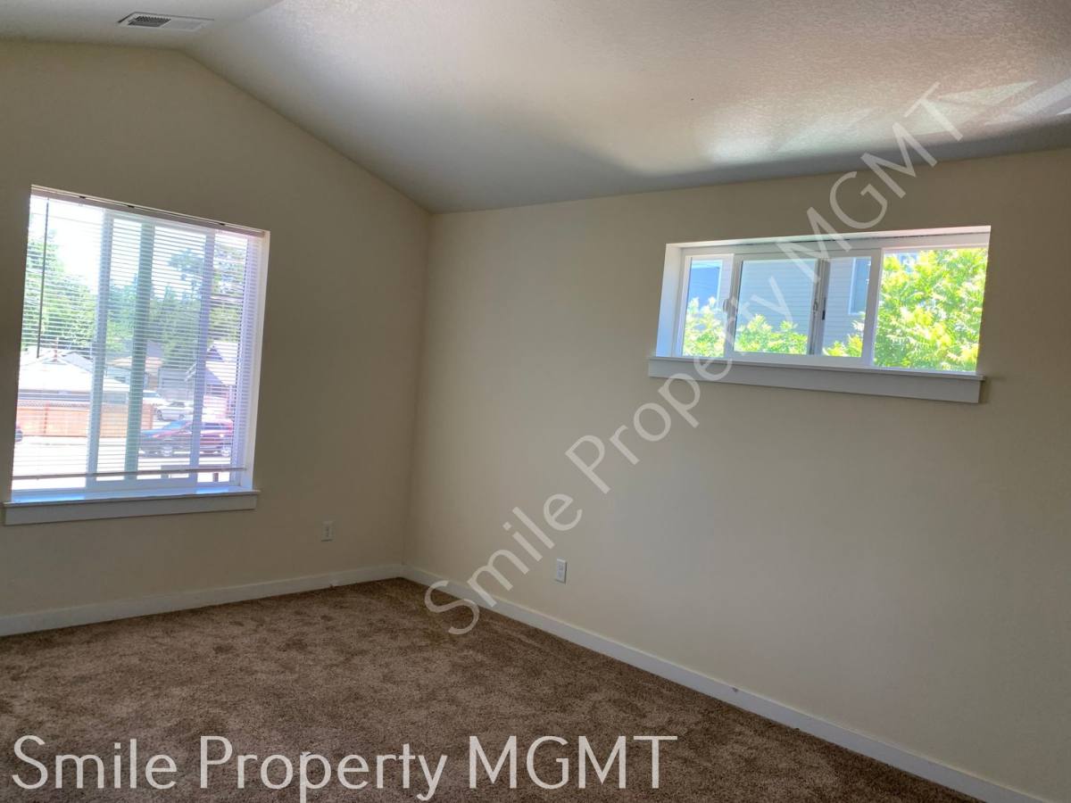 House for rent at 3223 SE 122nd Ave, Portland, OR 97236