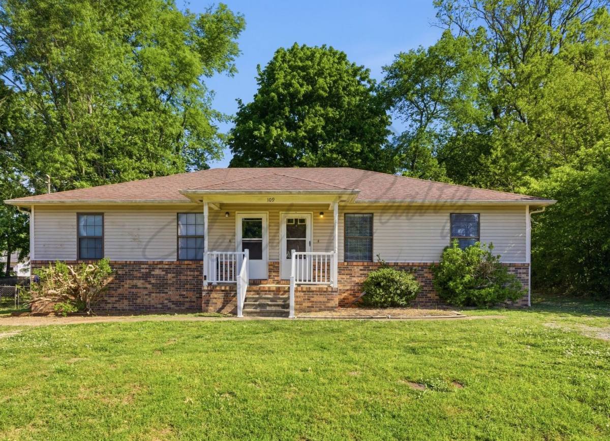 Townhouse for rent at 109 Cloverdale Dr, Columbia, TN 38401