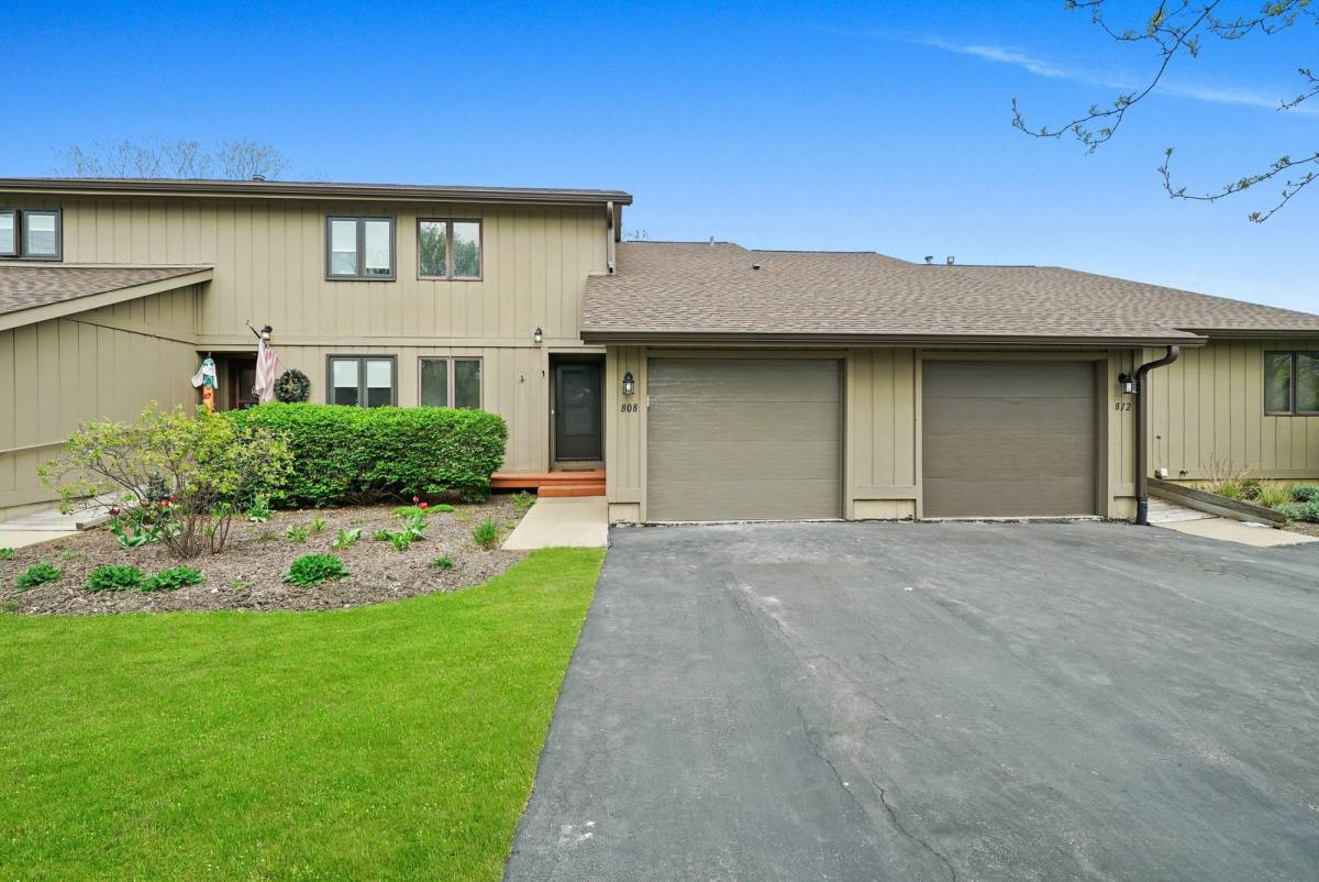 808 Shakespeare Dr, Grayslake, IL 60030