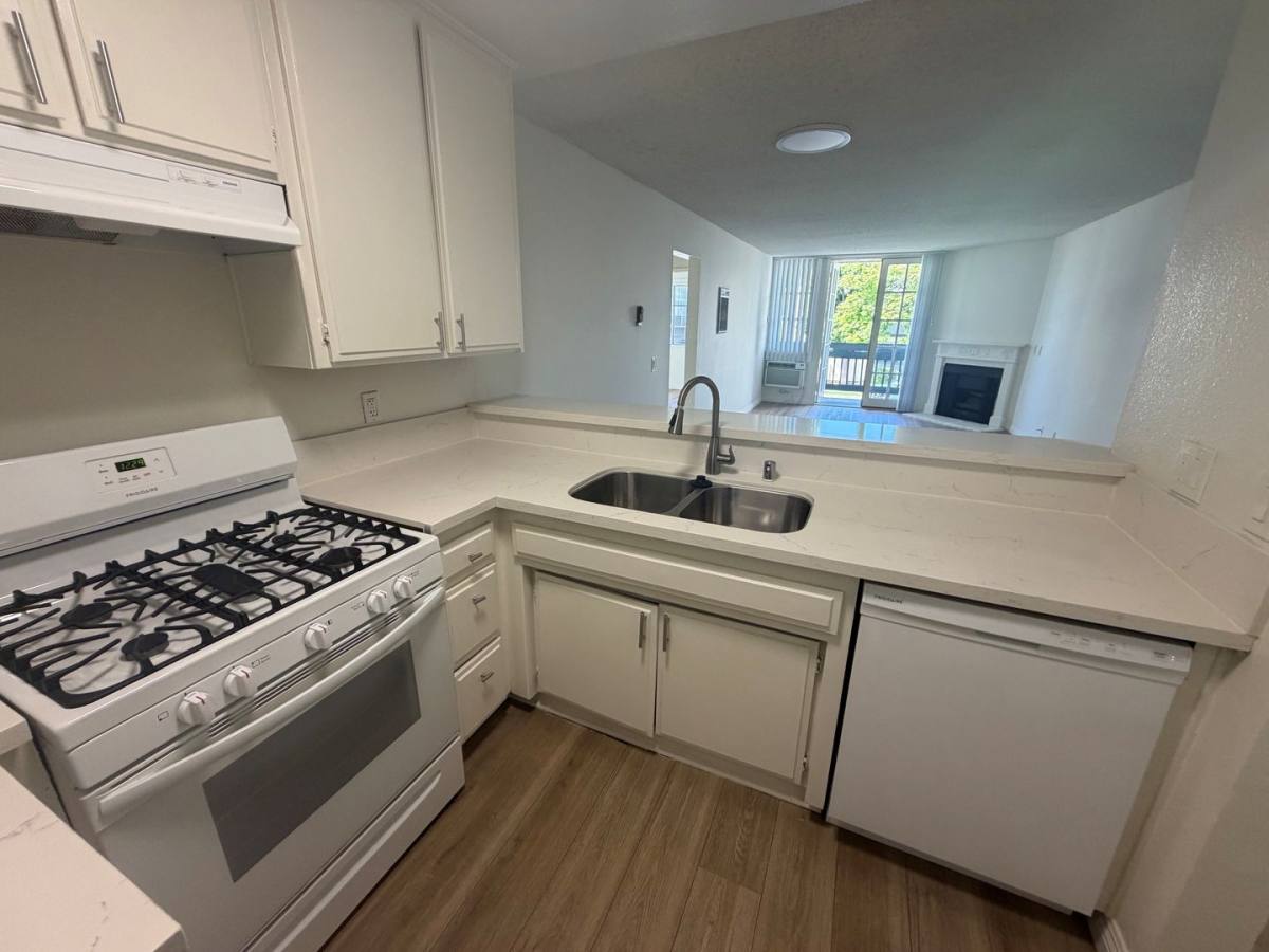 Apartment for rent at 3668 Motor Ave, Los Angeles, CA 90034