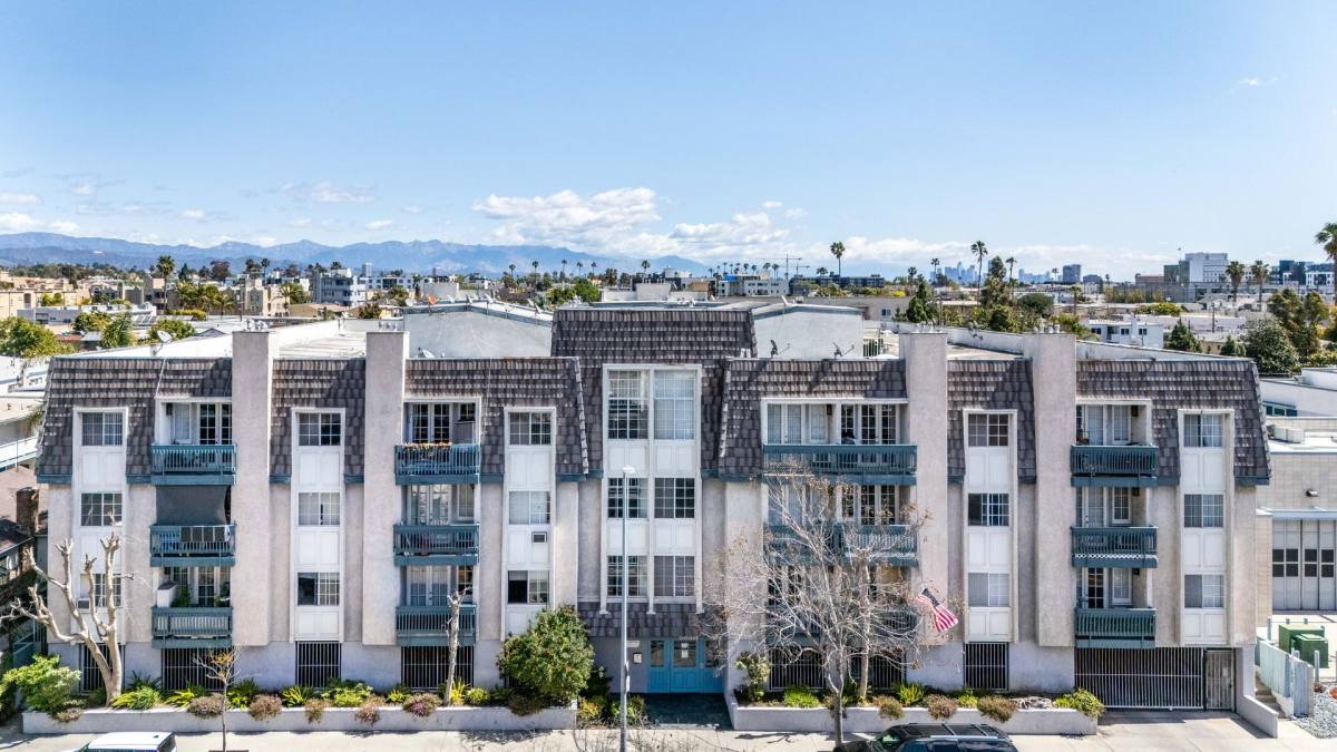 Apartment for rent at 3668 Motor Ave, Los Angeles, CA 90034