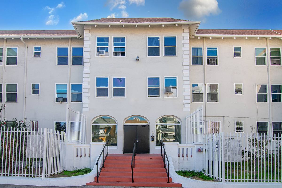 Apartment for rent at 1520 8th St, Los Angeles, CA 90017