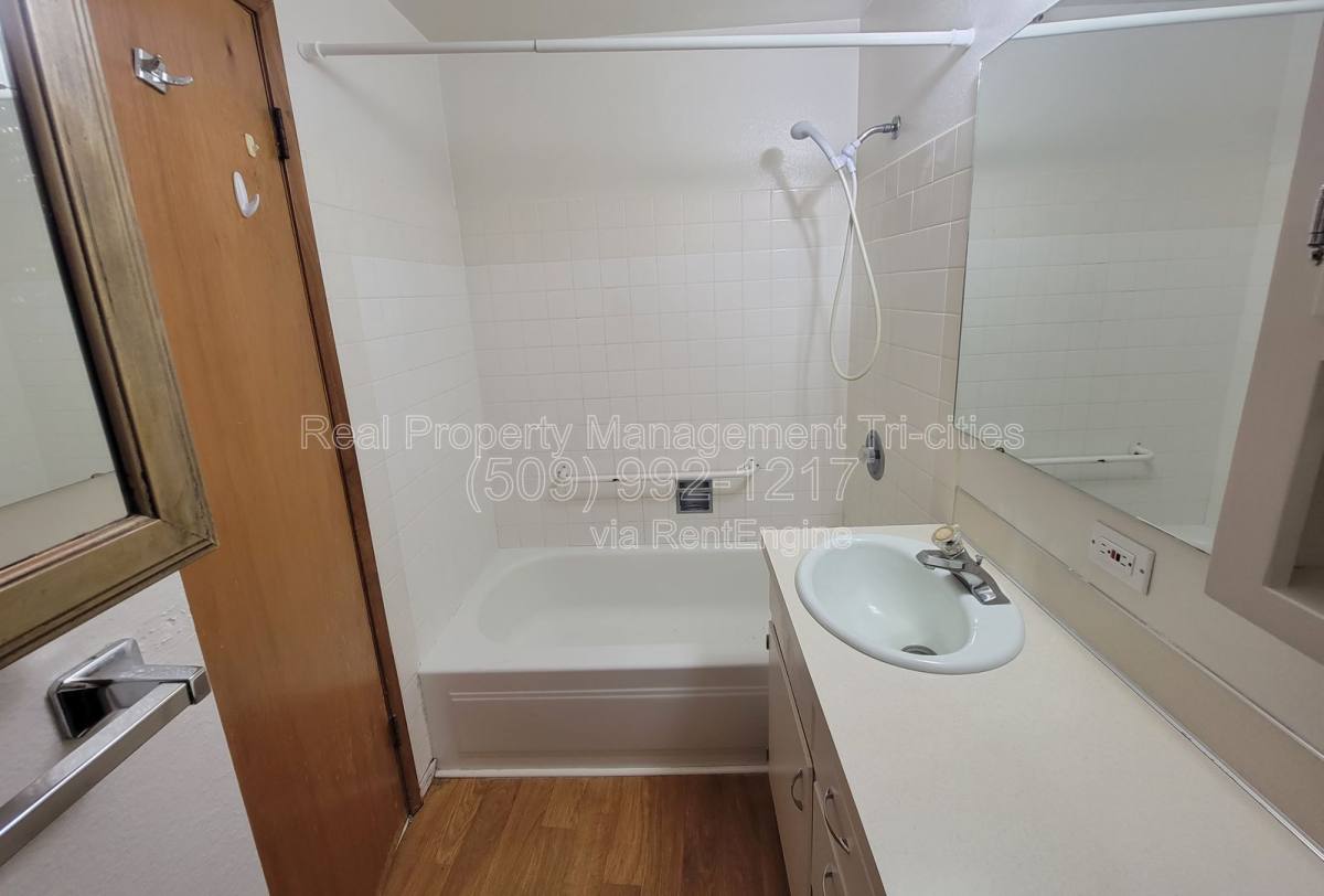 Apartment for rent at 1702 W 7th Place #B, Kennewick, WA 99336