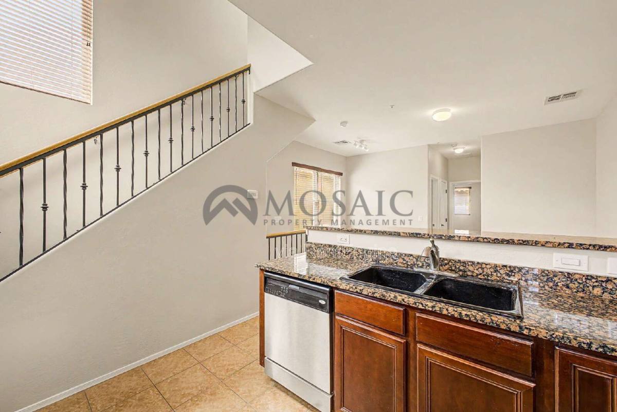 Townhouse for rent at 1384 S Sabino Dr, Gilbert, AZ 85296