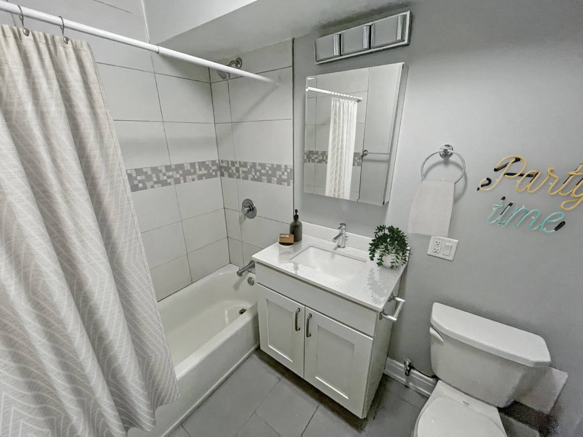 Apartment for rent at 5650 N Sheridan Rd #5B, Chicago, IL 60660