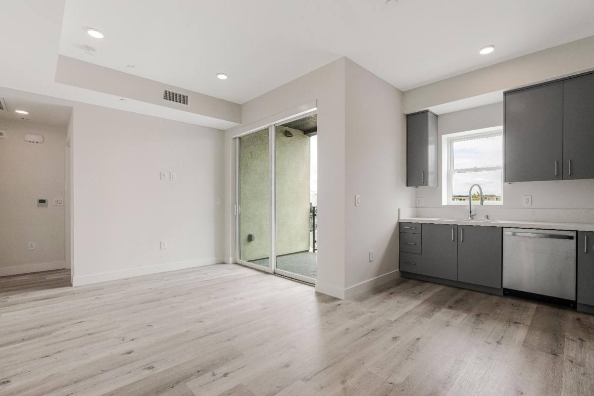 Apartment for rent at 3308 Mentone Ave #402, Los Angeles, CA 90034