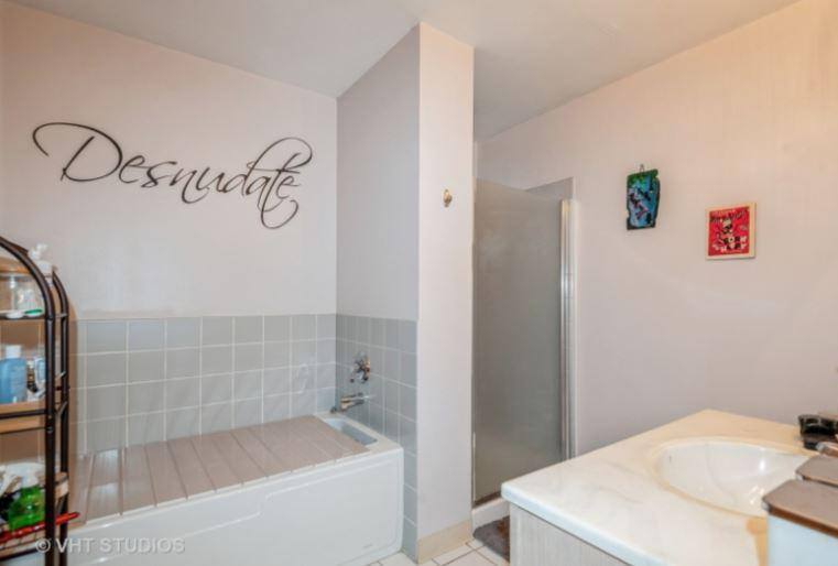 Apartment for rent at 2 E 8th St, Chicago, IL 60605