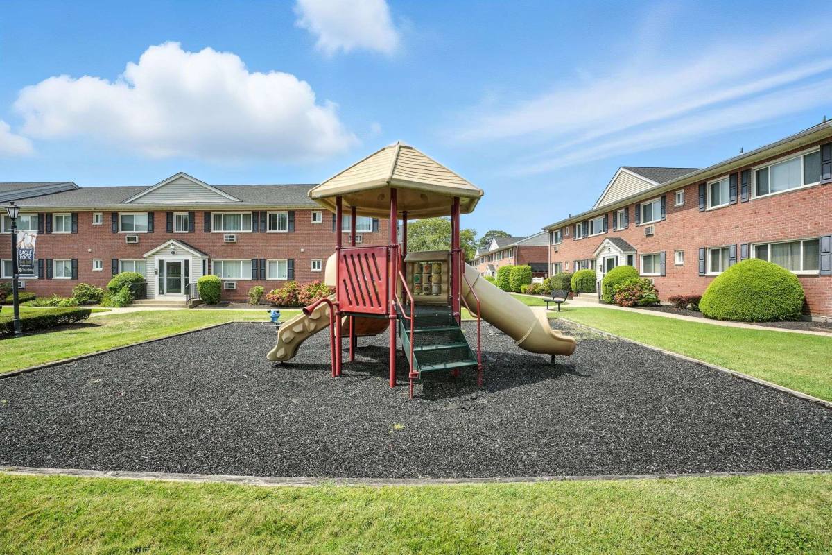 Apartment for rent at Mid Island, 35 Penataquit Ave, Bay Shore, NY 11706