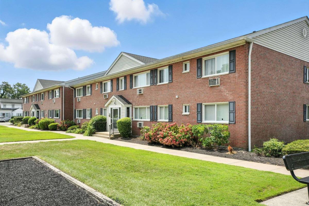 Apartment for rent at Mid Island, 35 Penataquit Ave, Bay Shore, NY 11706
