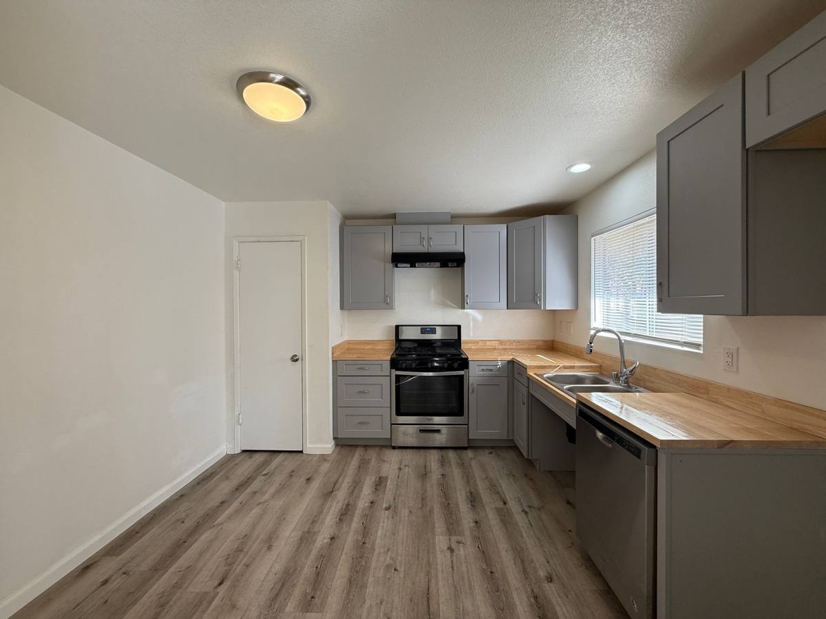 Apartment for rent at 524 E Ave #Q12, Palmdale, CA 93550