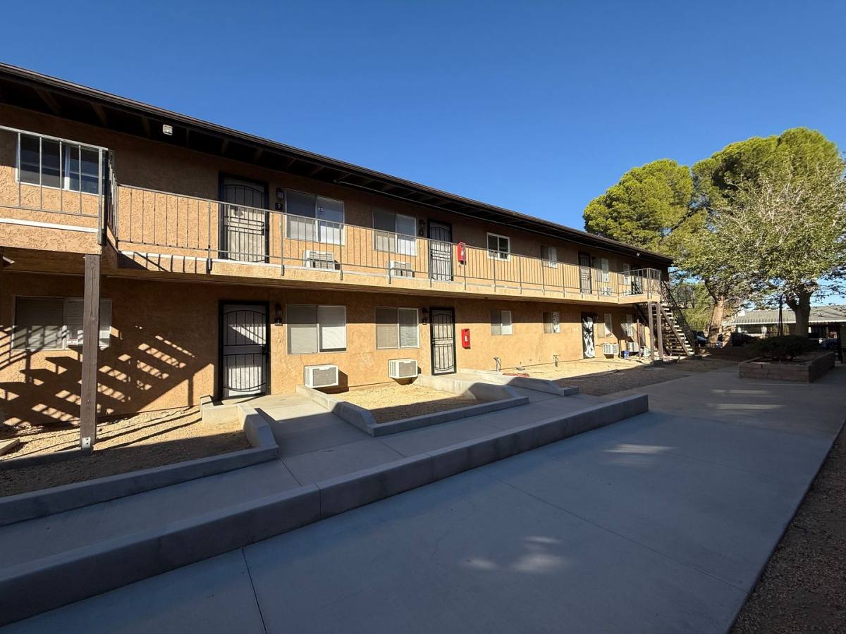 Apartment for rent at 524 E Ave #Q12, Palmdale, CA 93550