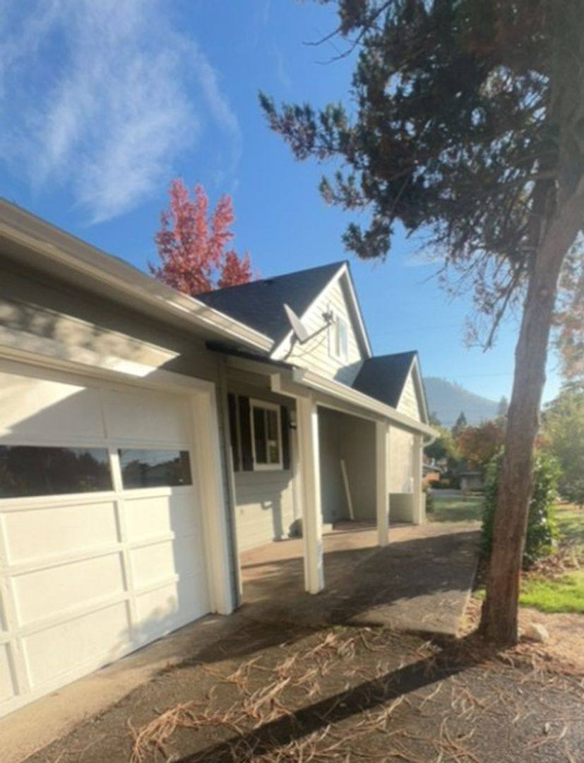House for rent at 1002 NE 8th St, Grants Pass, OR 97526