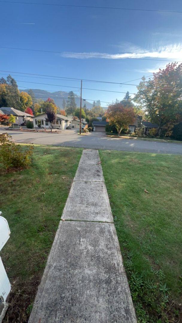 House for rent at 1002 NE 8th St, Grants Pass, OR 97526