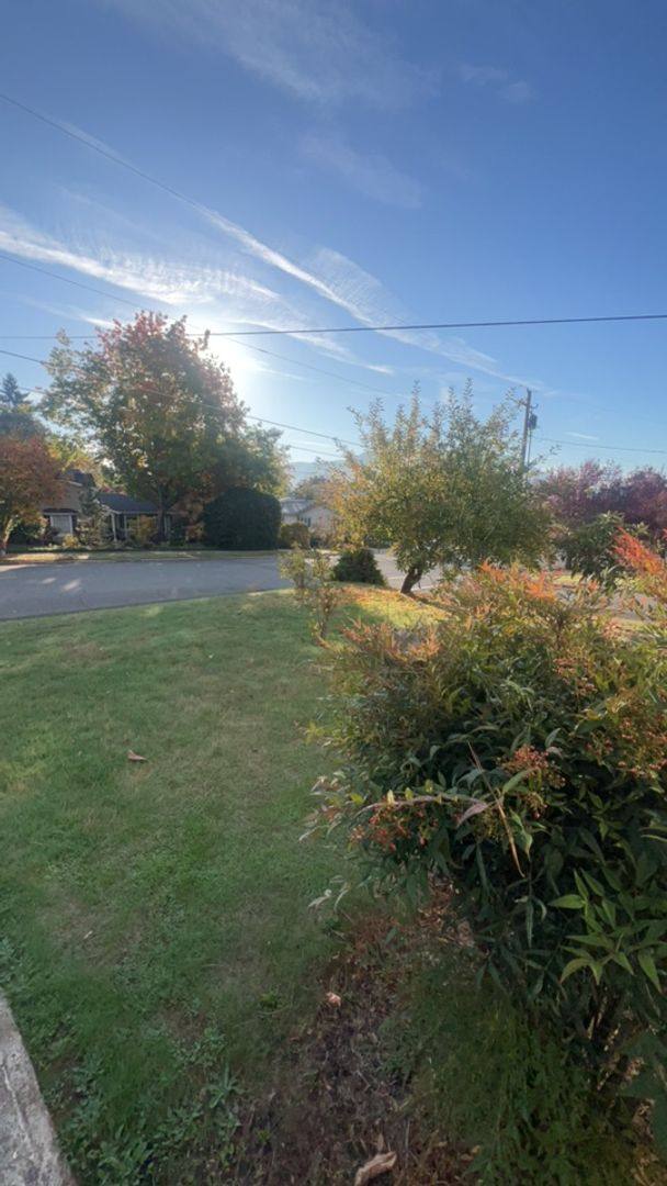 House for rent at 1002 NE 8th St, Grants Pass, OR 97526