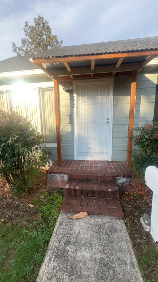 House for rent at 1002 NE 8th St, Grants Pass, OR 97526