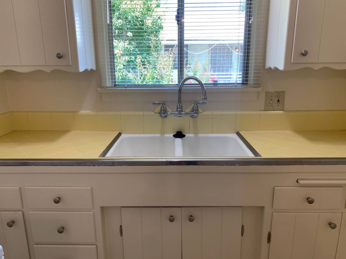 Apartment for rent at 2729 W Victory Blvd, Burbank, CA 91505