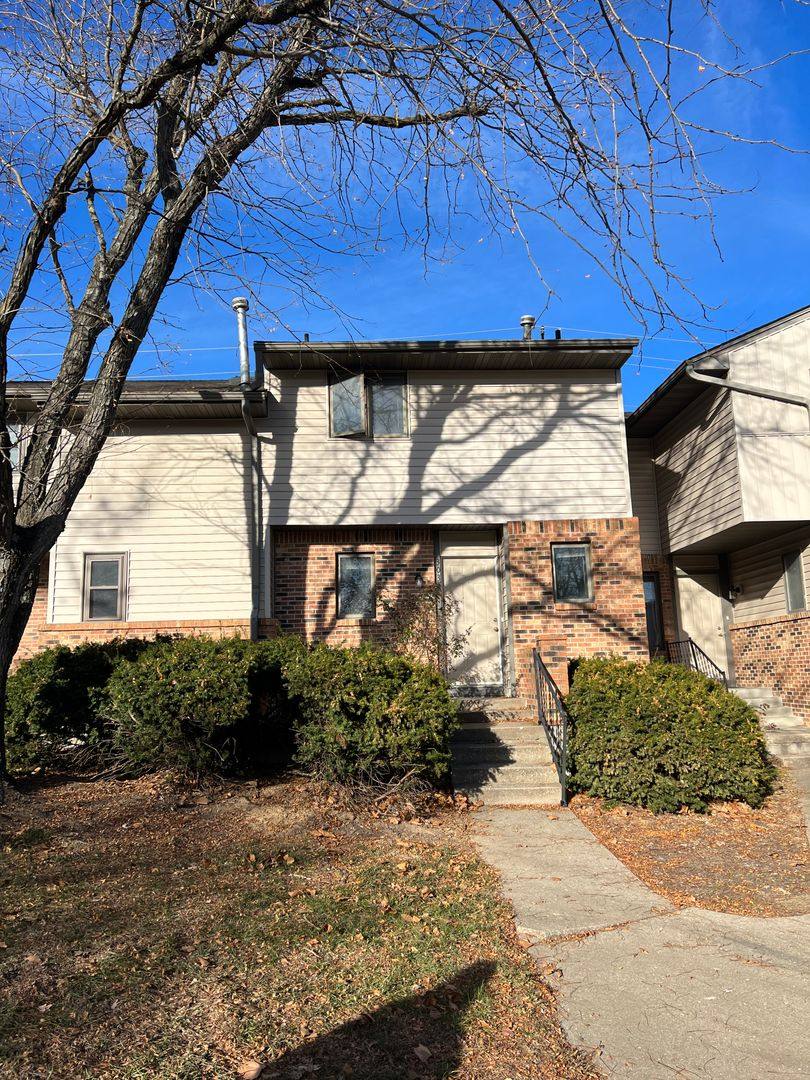 Townhouse for rent at 303 Foxfire Dr, Columbia, MO 65201