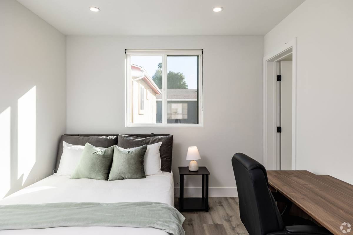Apartment for rent at 1137 W 37th Dr, Los Angeles, CA 90007