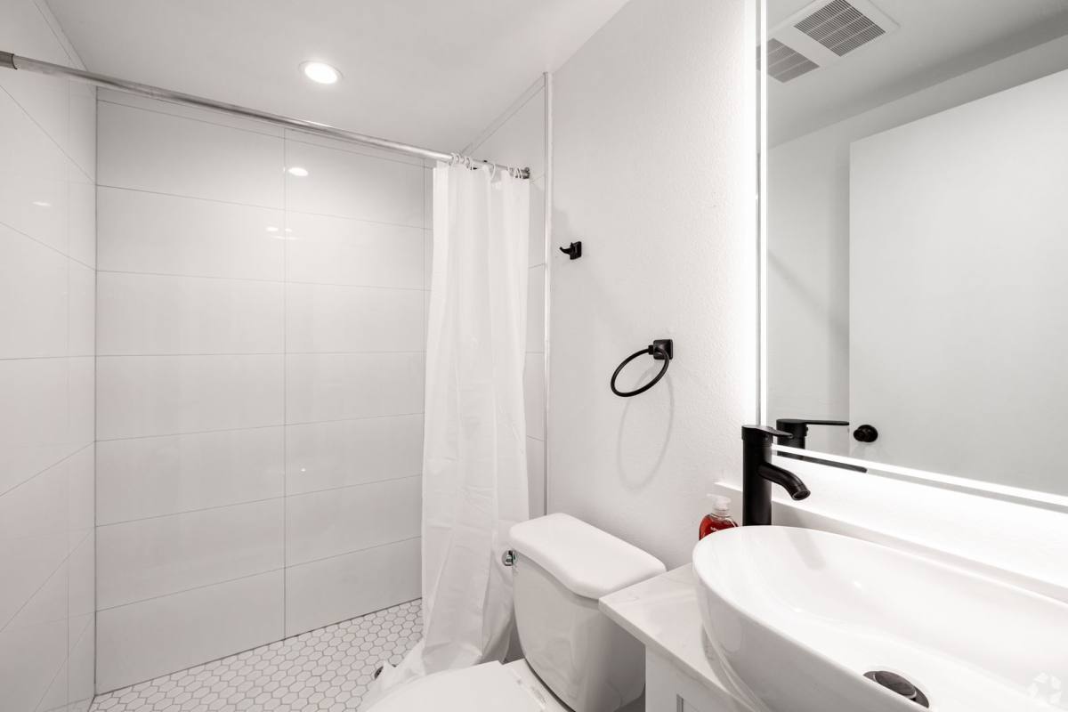 Apartment for rent at 1137 W 37th Dr, Los Angeles, CA 90007