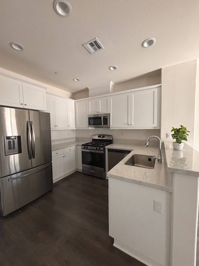 Townhouse for rent at 41987 Isadora St, Murrieta, CA 92562