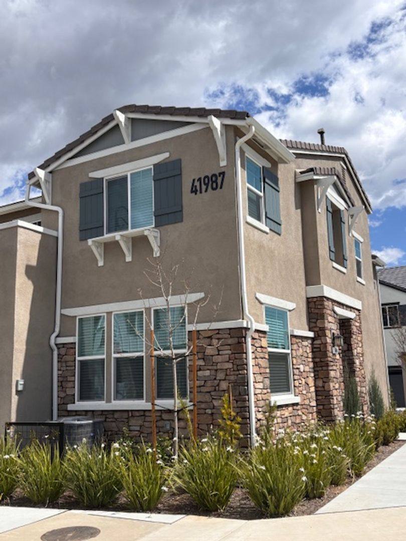 Townhouse for rent at 41987 Isadora St, Murrieta, CA 92562