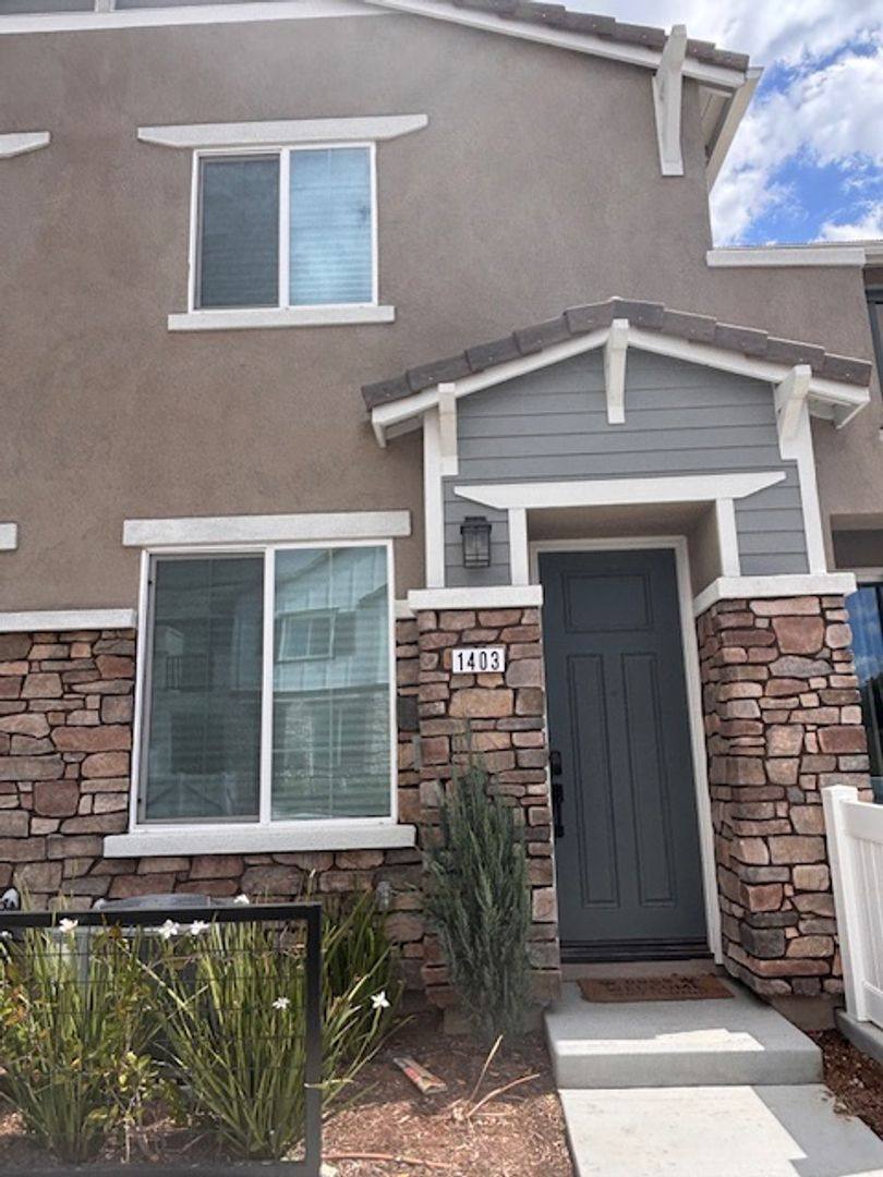 Townhouse for rent at 41987 Isadora St, Murrieta, CA 92562