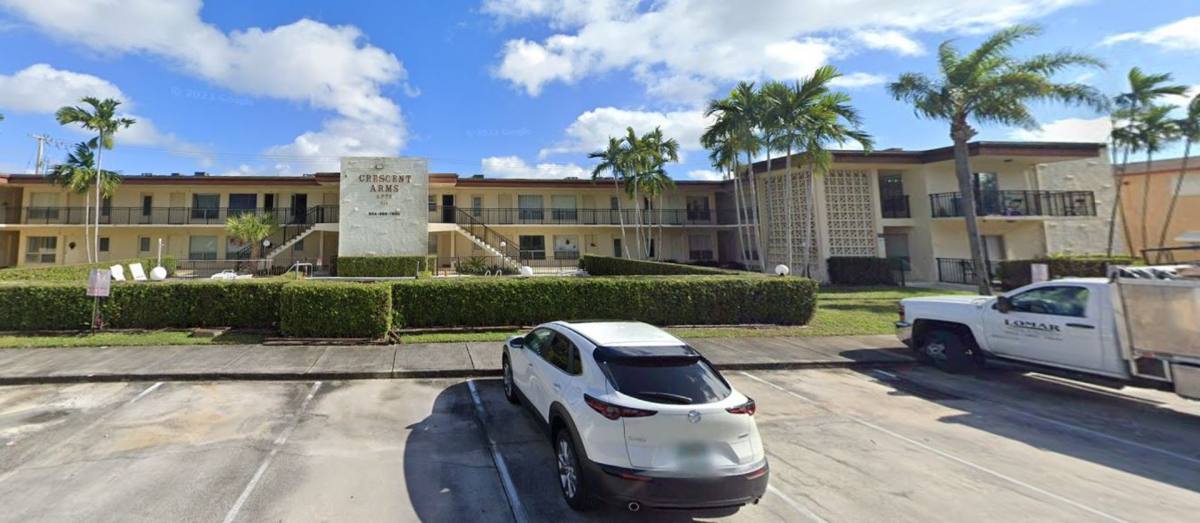 Apartment for rent at 315 S Crescent Dr, Hollywood, FL 33021