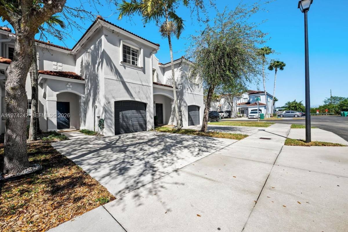 Townhouse for rent at 930 SW 147th Court, Miami, FL 33194