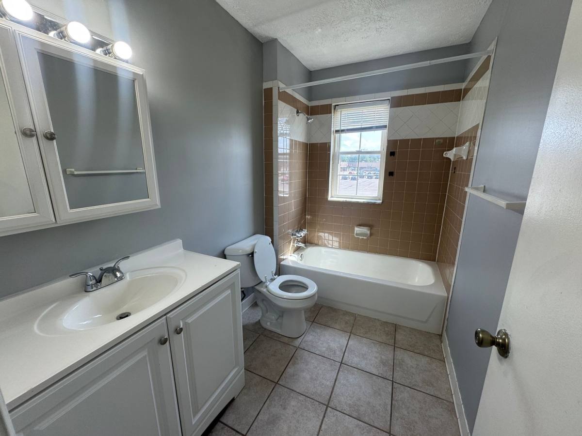 Apartment for rent at 4401 Landside Dr, Louisville, KY 40220
