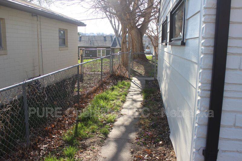 House for rent at 670 S 69th St, Omaha, NE 68106