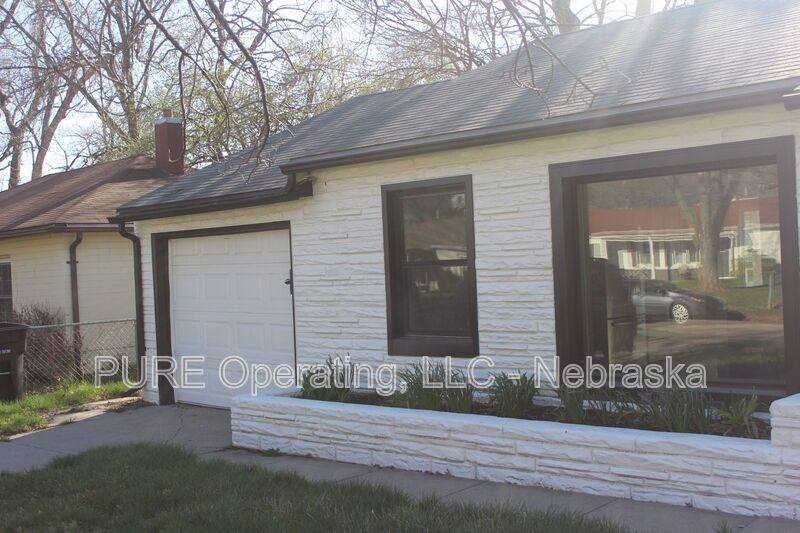 House for rent at 670 S 69th St, Omaha, NE 68106