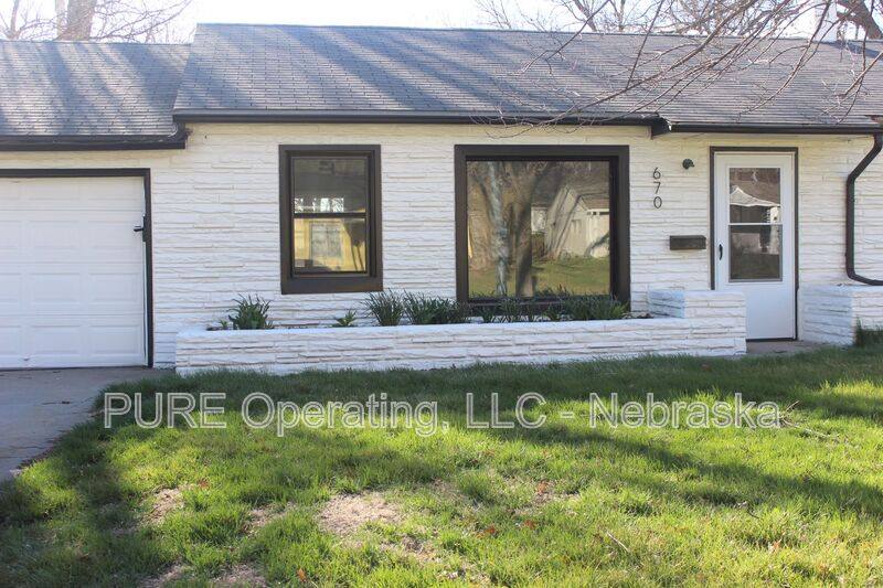 House for rent at 670 S 69th St, Omaha, NE 68106