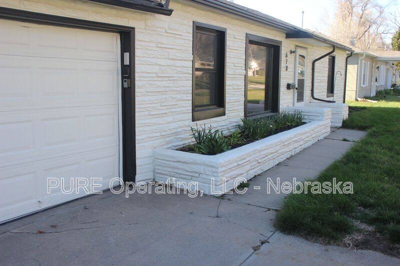 House for rent at 670 S 69th St, Omaha, NE 68106