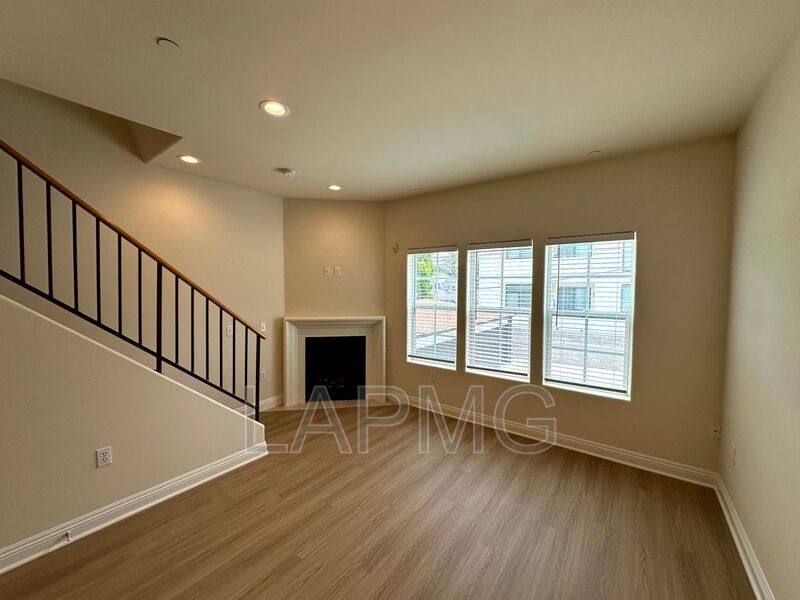 Townhouse for rent at 12217 Moorpark St #6, Studio City, CA 91604