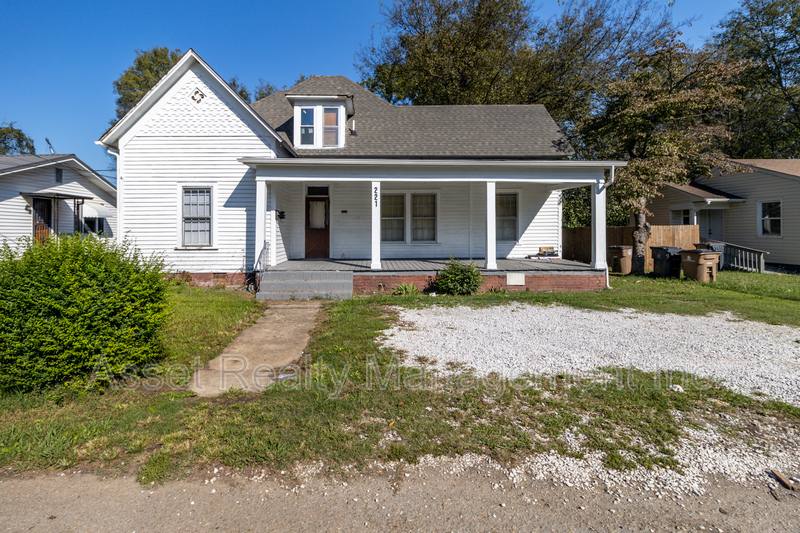 Apartment for rent at 221 Hawthorne Ave #2, Knoxville, TN 37920
