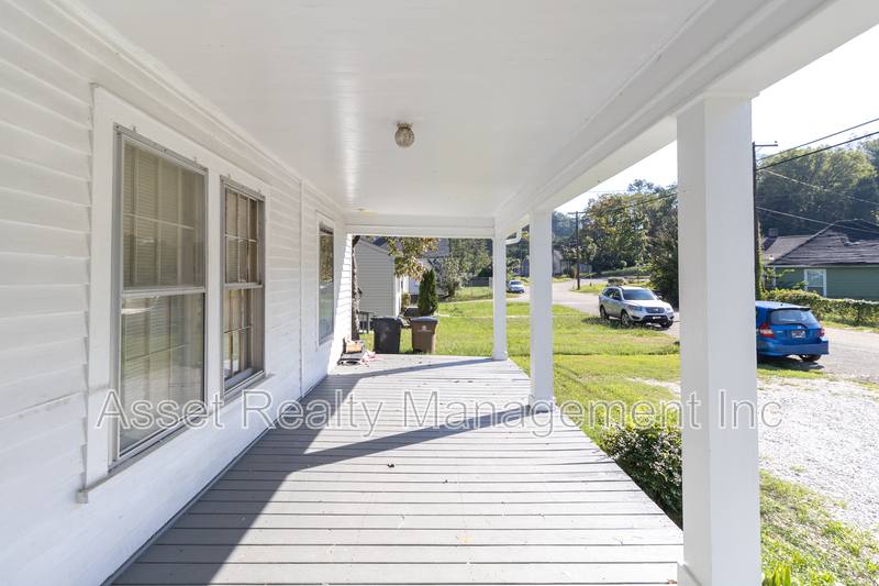 Apartment for rent at 221 Hawthorne Ave #2, Knoxville, TN 37920