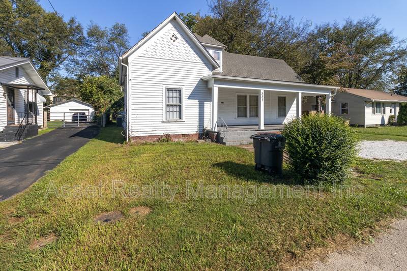 Apartment for rent at 221 Hawthorne Ave #2, Knoxville, TN 37920